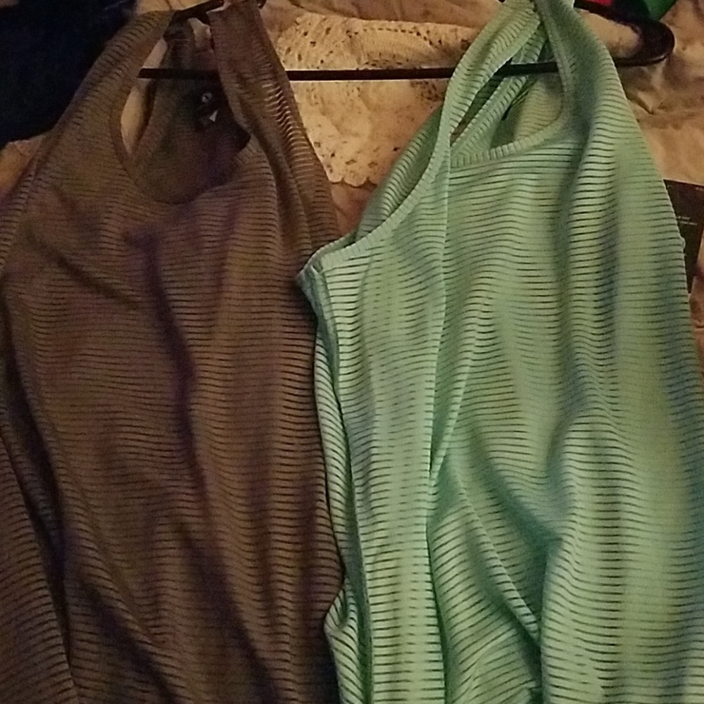 Set of 2 thin work out tanks